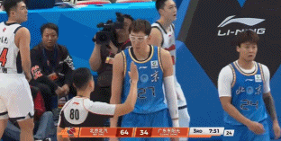 周琦自罚出场搞平衡，没徐中锋就没意思，这争球吹罚本来就没问题周琦脾气大的让