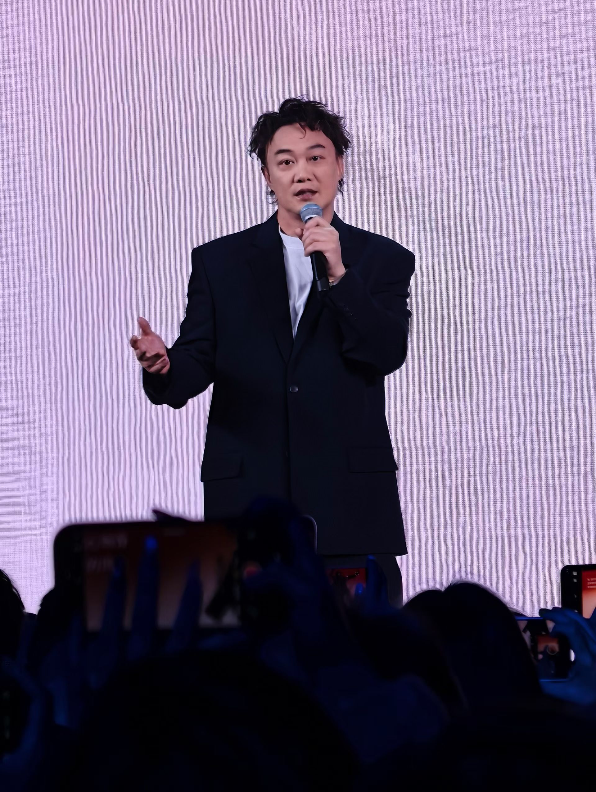 红米K90红米这次请陈奕迅代言，标准版价格：2599起步，K90ProMax版
