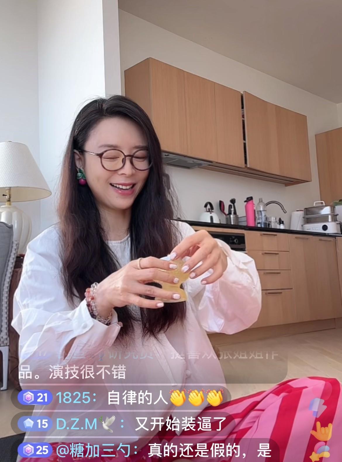 7月8日晚上十点多，演员张静初再次出现在直播间，她说每天直播静坐1到2个小时，昨