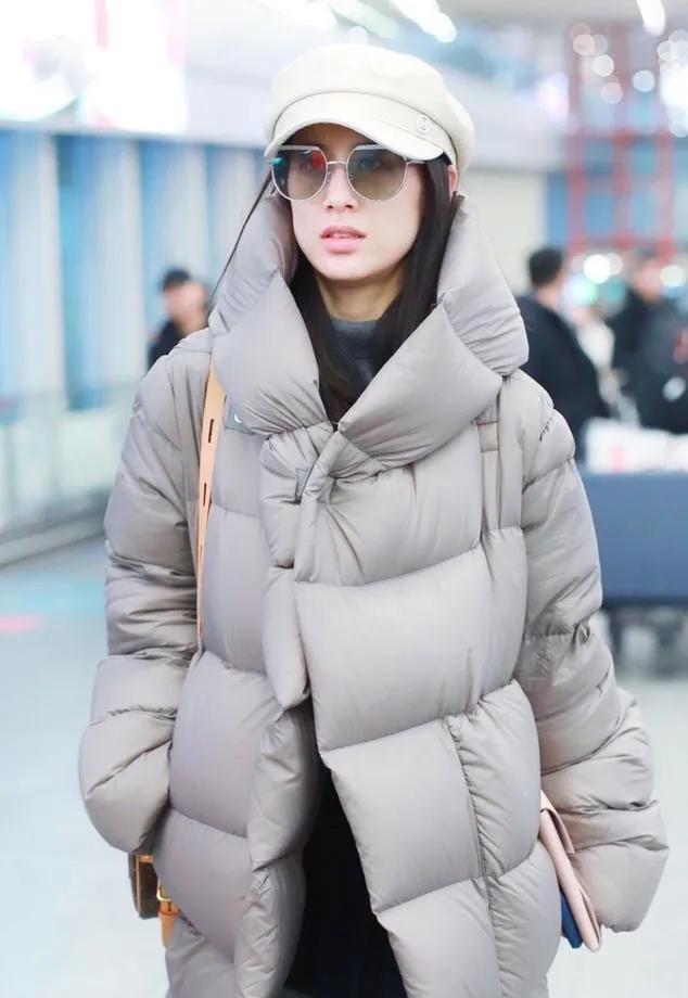 黄圣依的羽绒服穿搭，时髦洋气太会了黄圣依这组机场穿搭把长款羽绒服穿出了高级