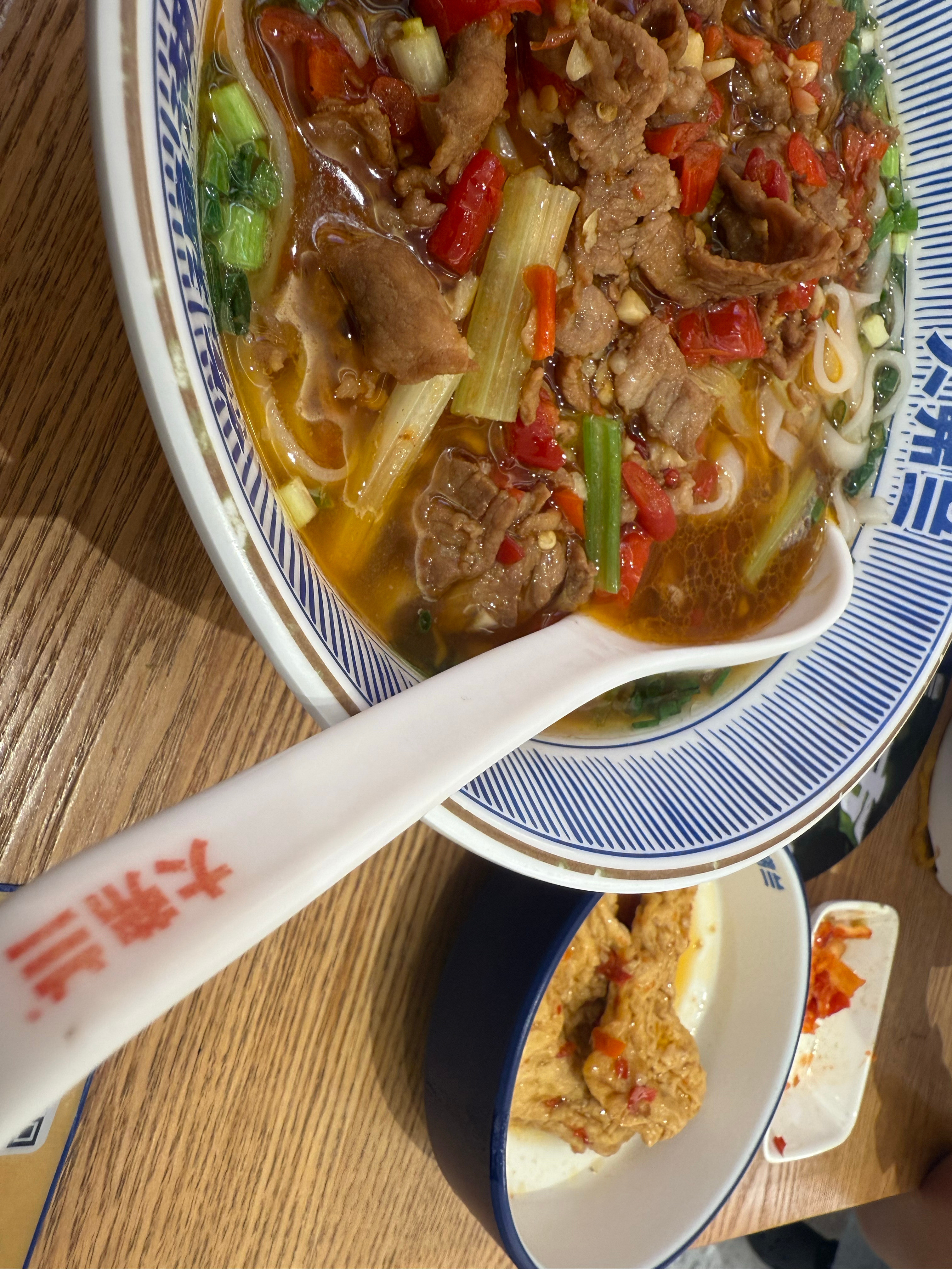 日常日常生活分享我终于在广东找到了超级好吃的湖南米粉，好香，这家的酱萝卜也好好