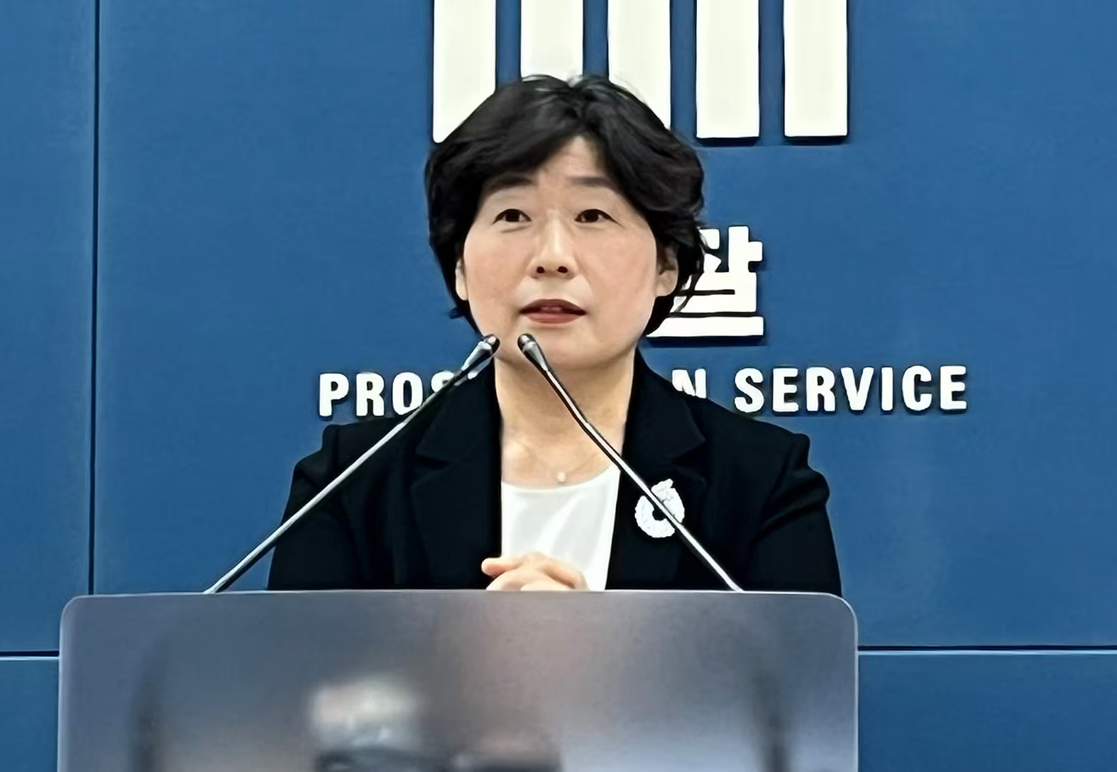 6月27日，韩国内乱特别检察组就尹前总统出席调查一事再次重申强硬立场，明确拒绝