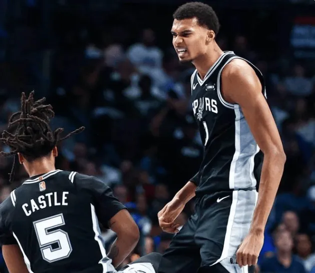 NBA常规赛马刺以129-114战胜公牛赛后，文班亚马接受了采访，谈到了队友