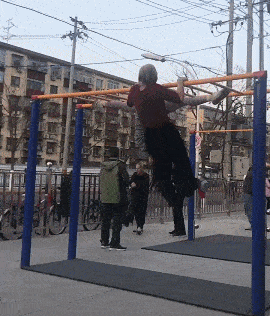 我好像眼花了，中间是还挂着一个什么东西吗