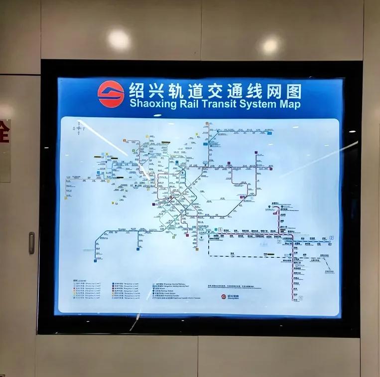 非运营时段的地铁撞人，戳破的何止是安全漏洞？一句话让人心头发紧：末班车都停