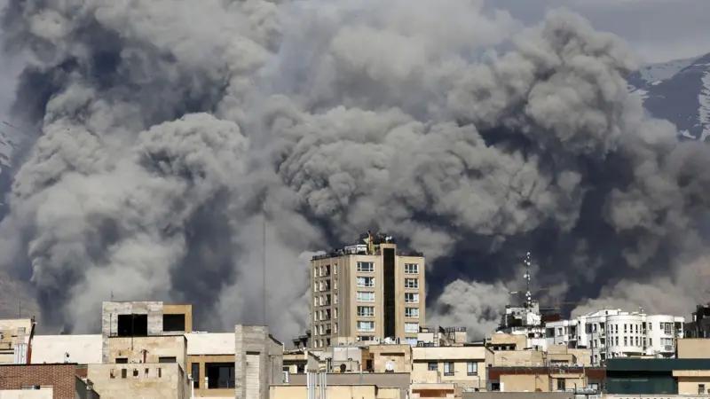 21日深夜，导弹呼啸砸落迪莫纳，以军引以为傲的防御盾牌轰然碎裂，两座南部门户瞬间