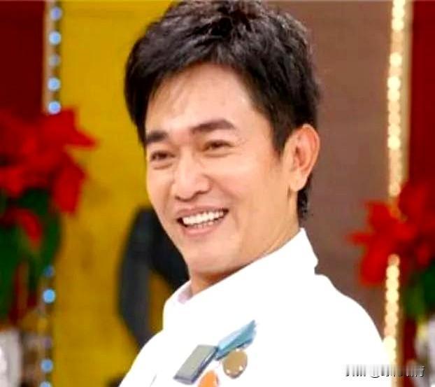 直播镜头里吴宗宪嚼着槟榔突然笑出声：“黄国伦当年求我当他婚礼证婚人，我一看新娘还