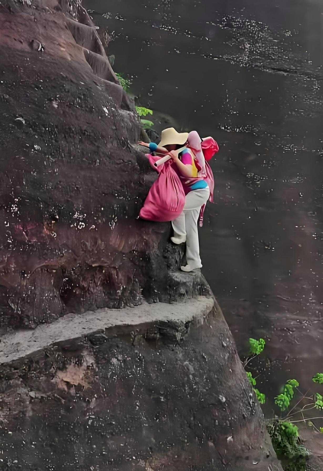 同样都是在险峻的山崖边，目的却完全不一样。图一看着实在心酸，为了养家糊口，