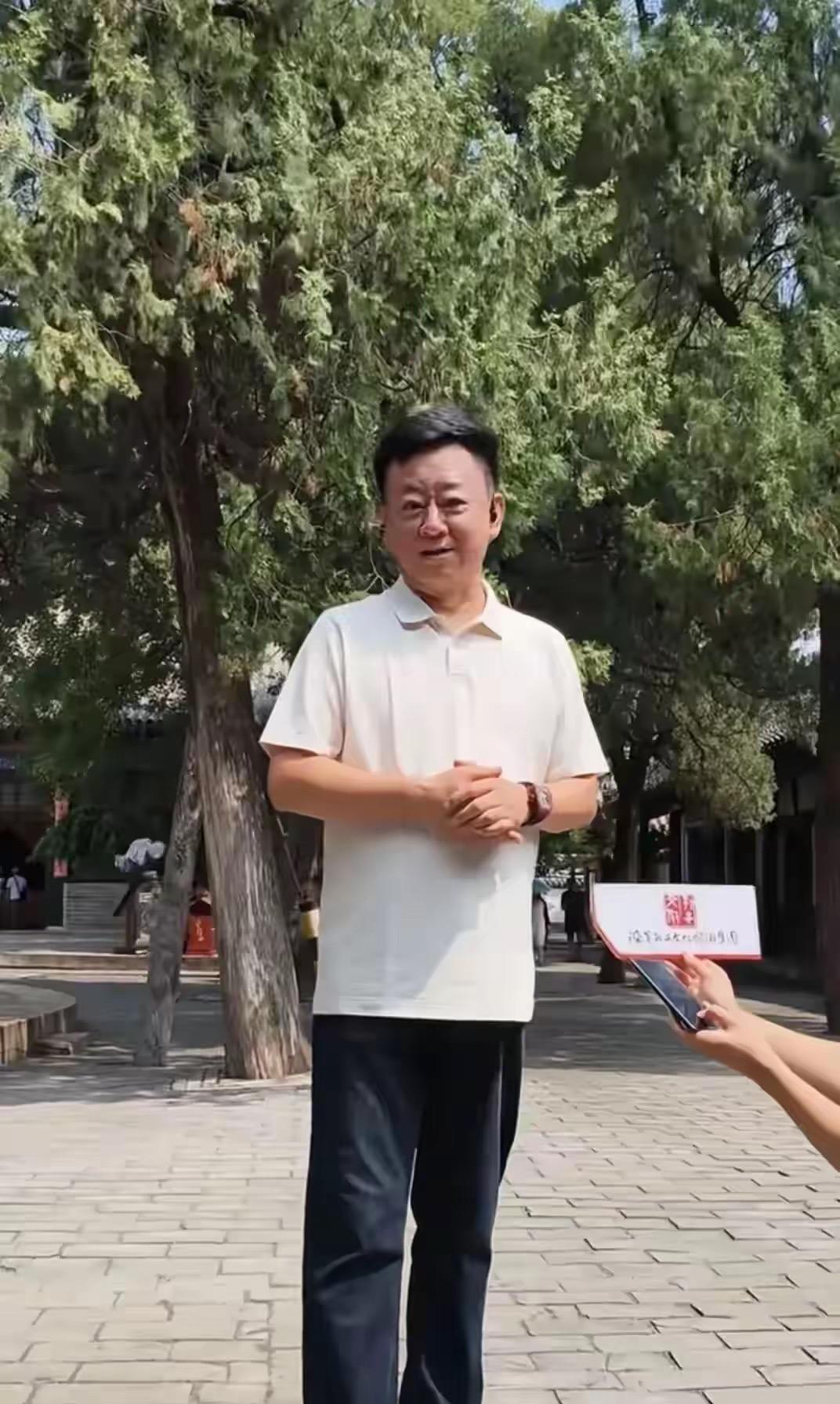 61岁朱军现身山东曲阜，他老了很多、眼袋很明显，皱纹也特别深，只是头发还挺黑的。