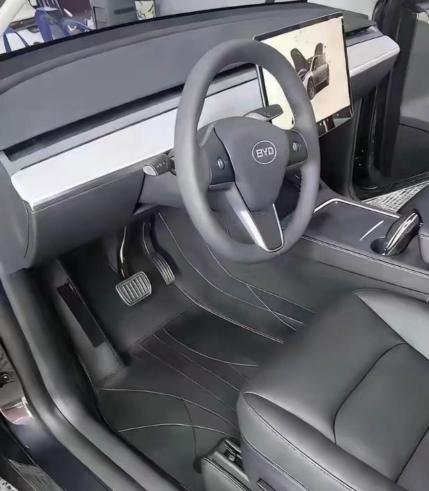 这车要是比亚迪，估计第二天就得倒闭破产了。这车要是国产，第二天就喷成一坨了。但