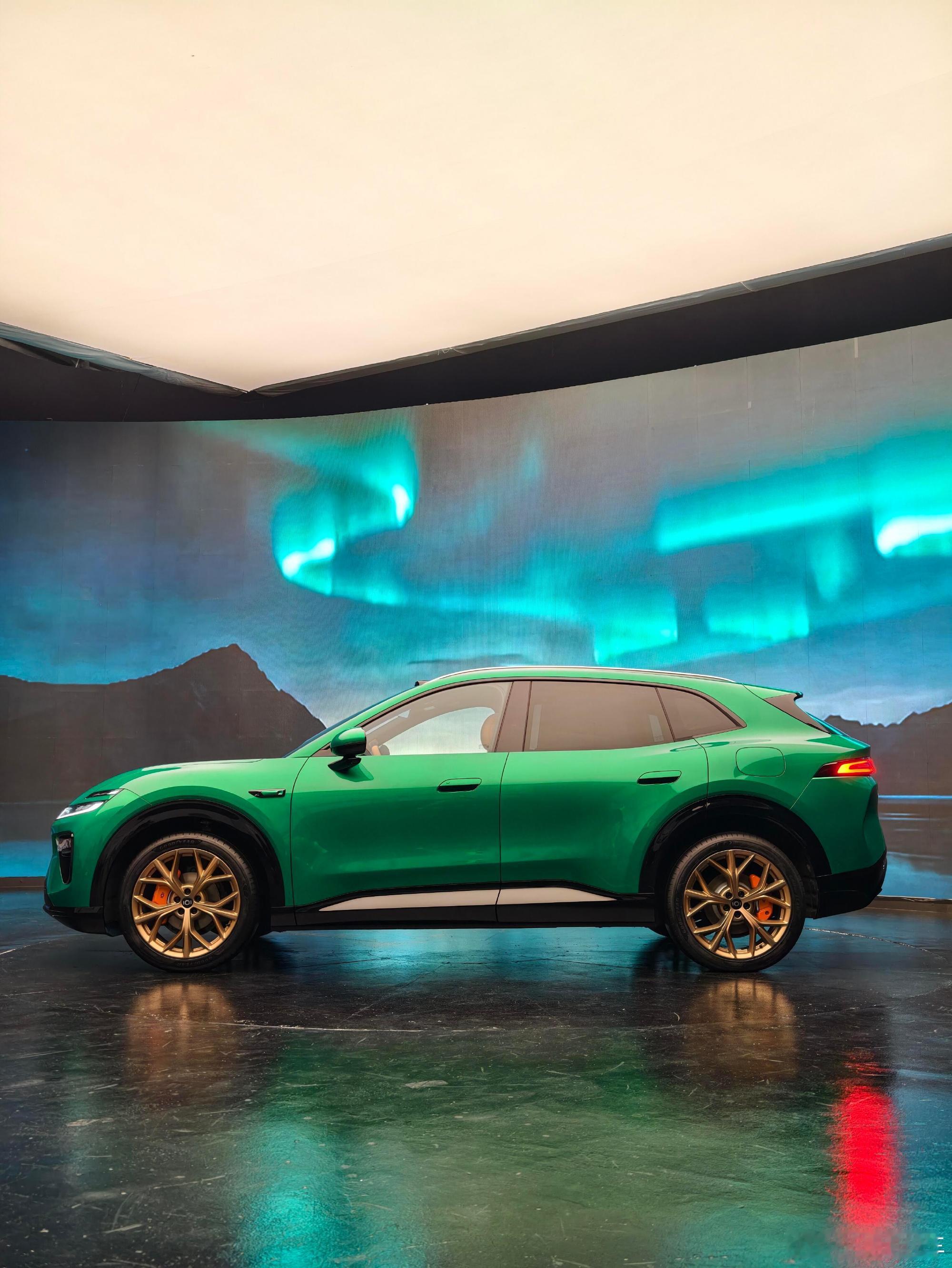 长安启源 Q06亮相，定位纯电中大型SUV。启源Q06采用家族扶光美学...