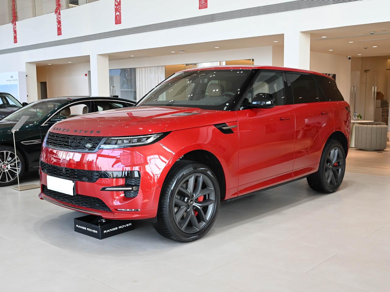 新款揽胜运动气场还是有，开出去也确实撑场，但这次改款有点像在玩“配置平衡”。该有