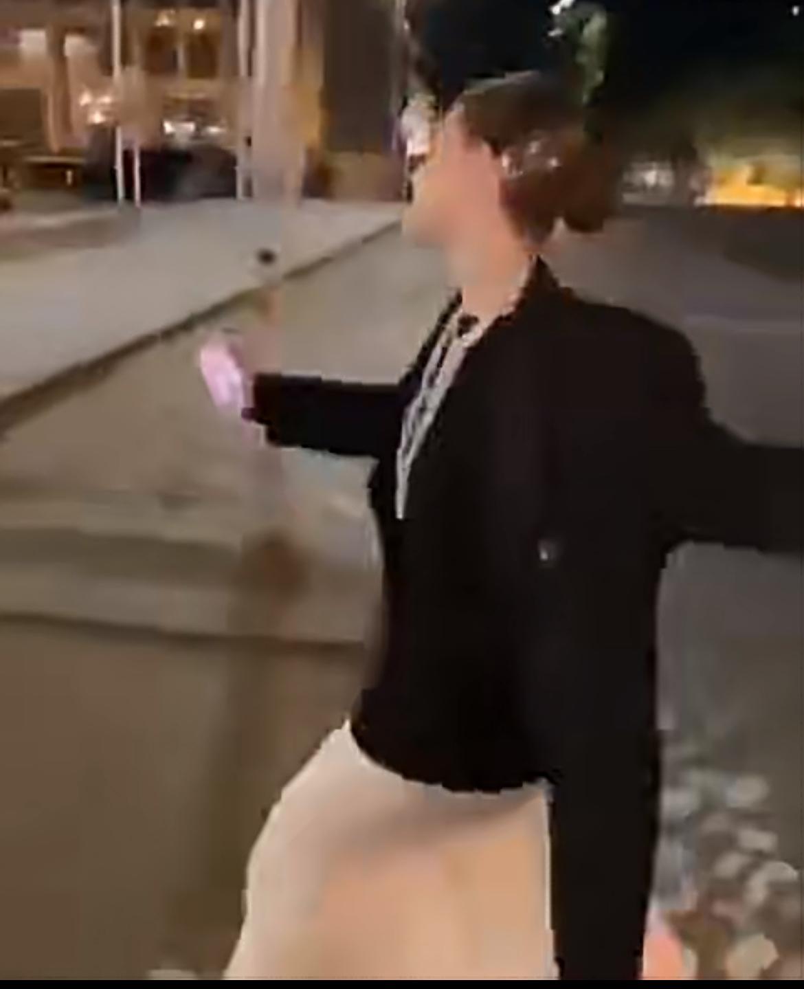 俄罗斯网红在格鲁吉亚与朋友拍摄视频时，不慎跌入地铁入口，不幸身亡。网红边走边跳