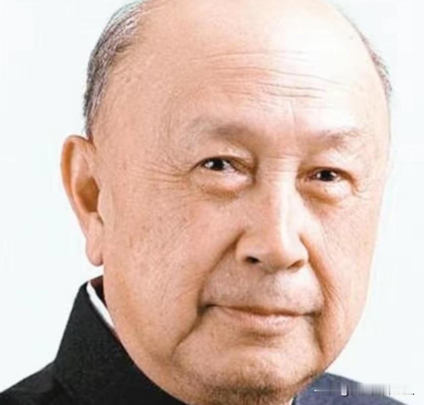 1964年冬夜，钱学森筷子尖悬在鸡肉上方半寸，突然厉喝：“别动！有苦杏仁味！”贴