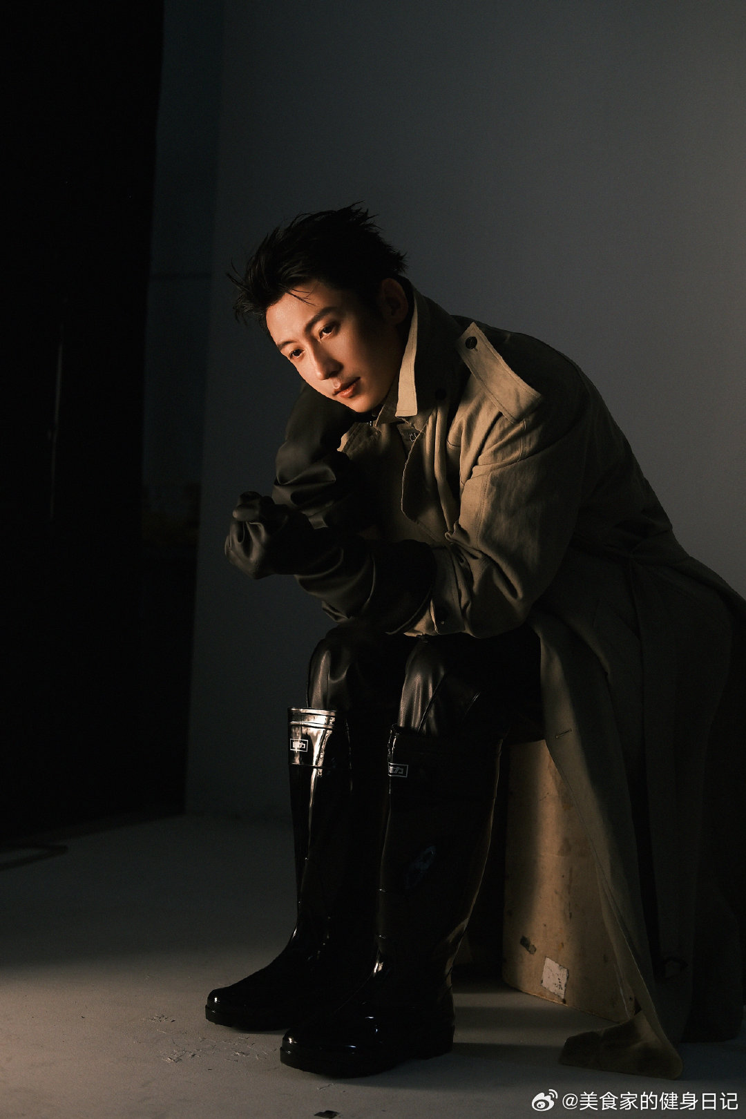 黄景瑜凛冽熟男大片📓黄景瑜时装四月封面【花絮图送达】帅得毫不费力的幕后碎