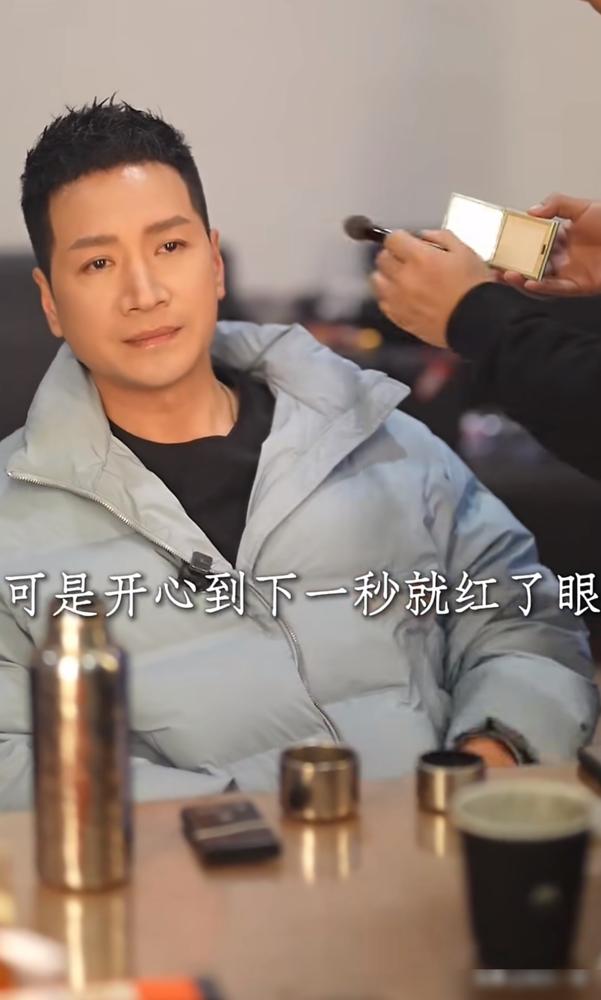 何晟铭刚发了段视频，对着于正哭着忆往昔。俩人从低谷熬到巅峰的交情，多年断联