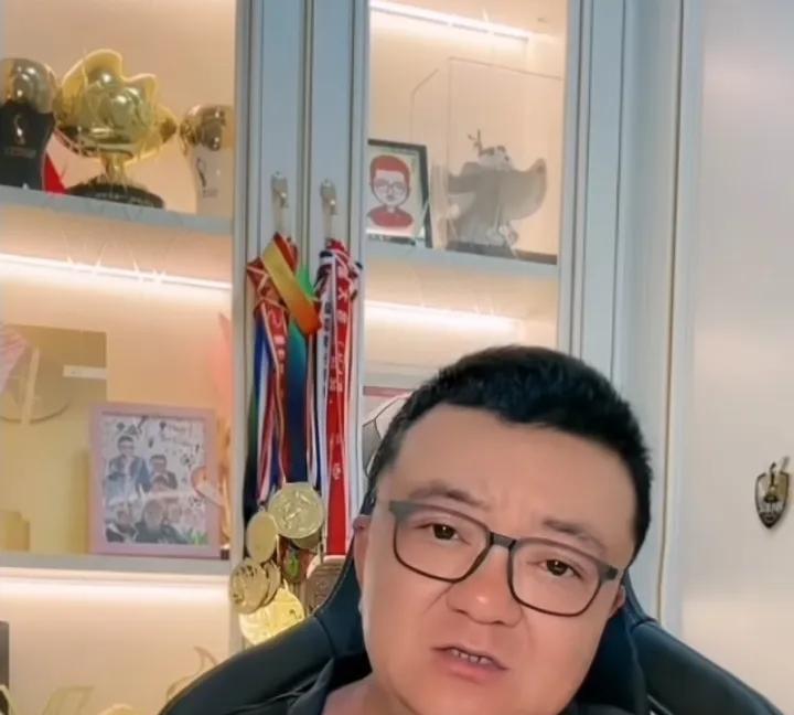 董路是真有格局，直接喊话：这种人别说你是中国足球小将的球迷！中国国少主教练浮嶋