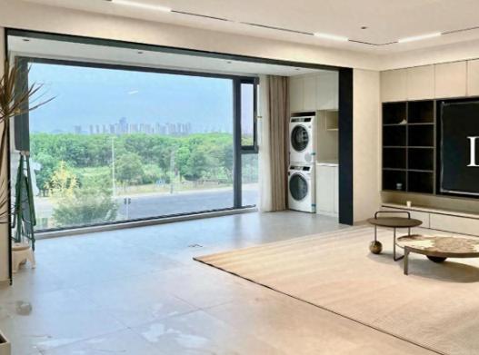 我当初装修，死活要把阳台打通，觉得客厅显大、采光好。媳妇劝我留个门，我不听，非要