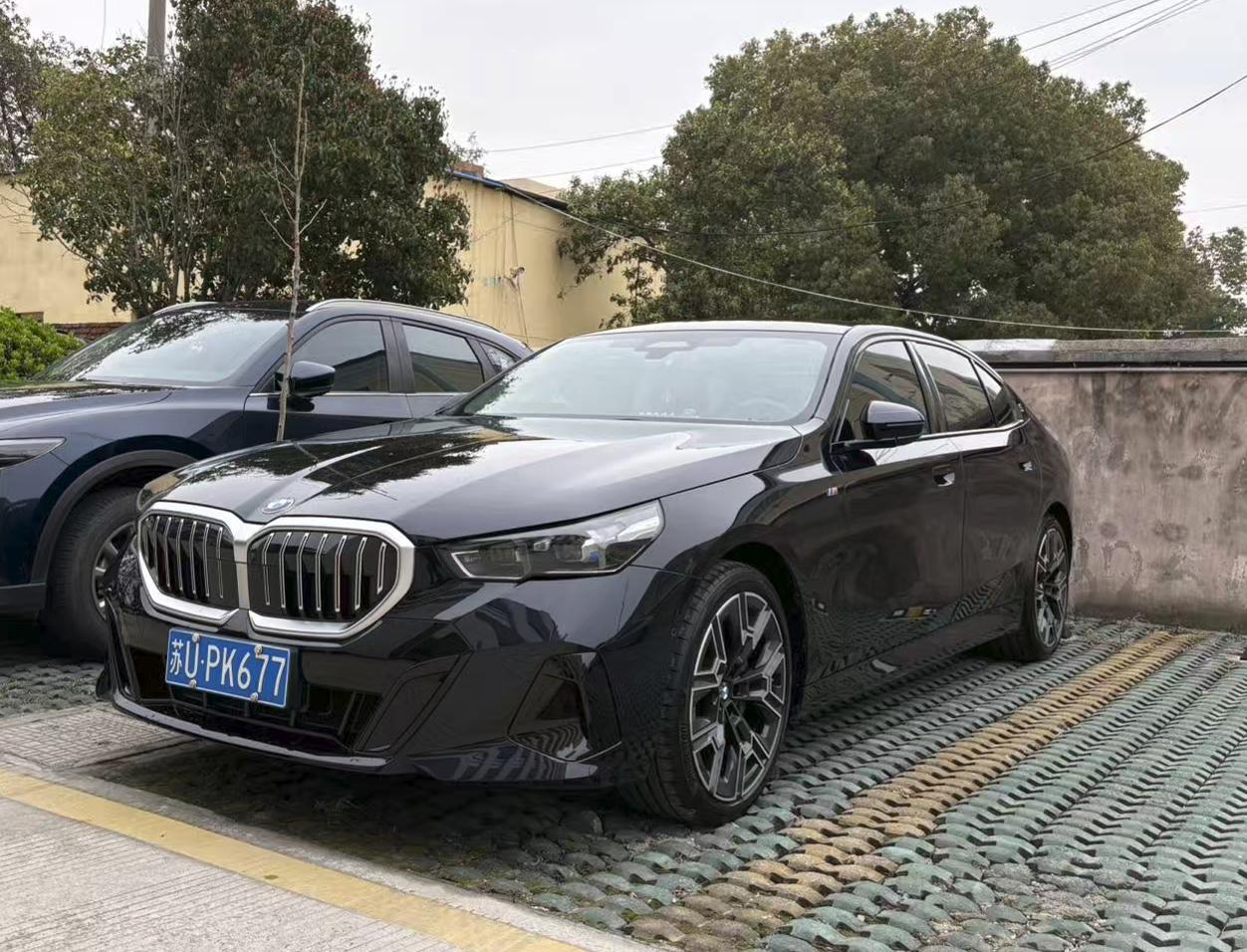 很多人说，月薪8000能买宝马五系吗？我给你答案别说你月薪8000，月薪10