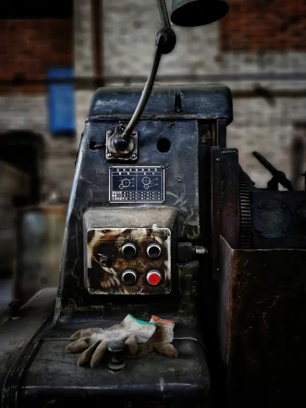 退休了，我一点也不留恋原来的工作。俗话说“人走茶凉”，这话一点不假。没退休时，同