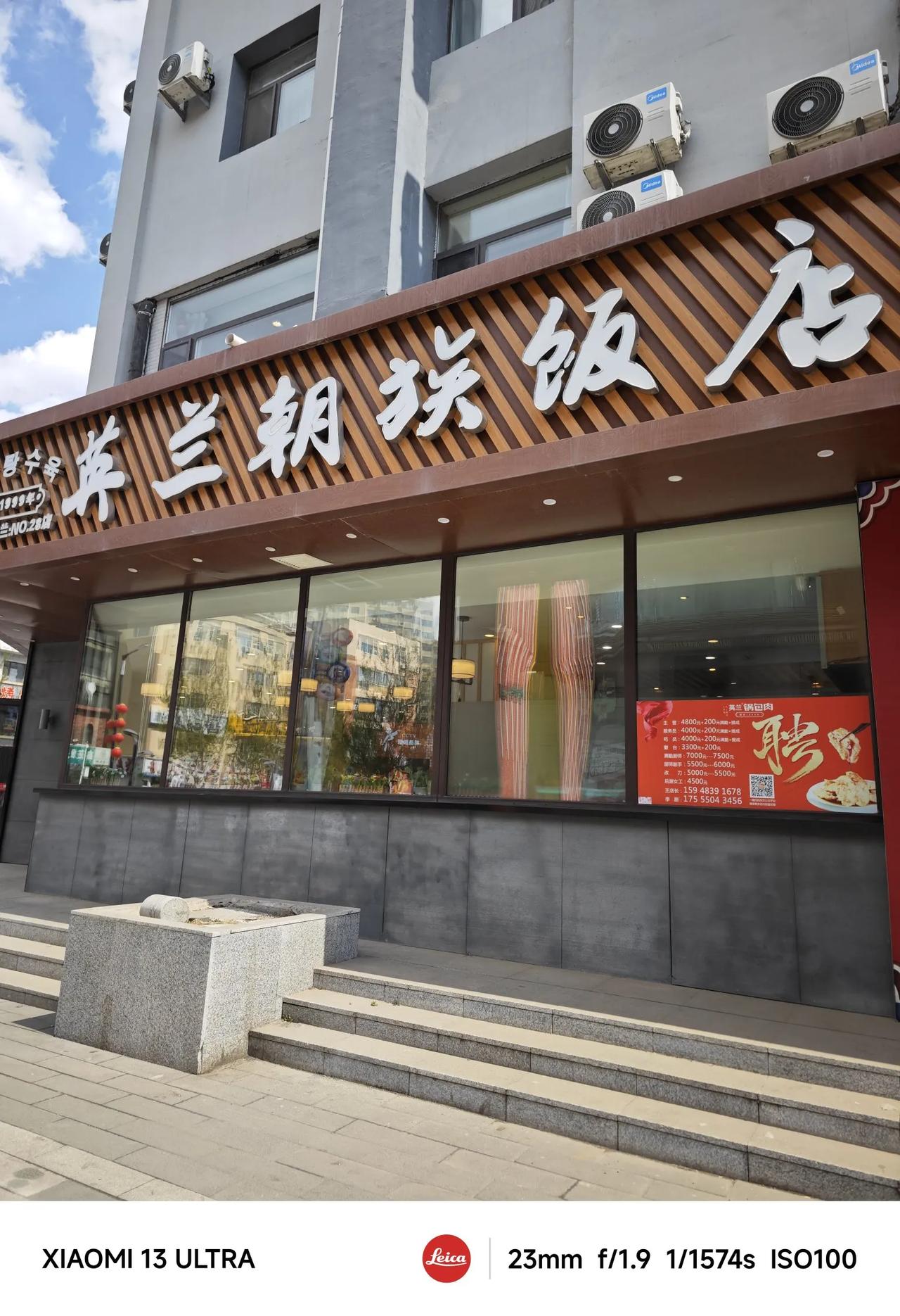 东北饭菜不辣，面食也比较多，就是东北大米也是非常好的。东北的饭菜比较便宜，量也大