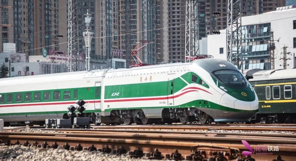 很多人第一次见CR200J会懵：长得像动车，跑起来却只有160km/h，票价又卡