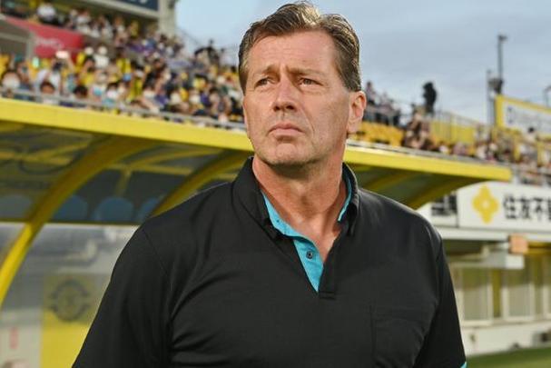 扶正韩鹏，还是寻找外教，泰山队正犹豫不决。有消息说泰山队已经向德国人斯基贝报价