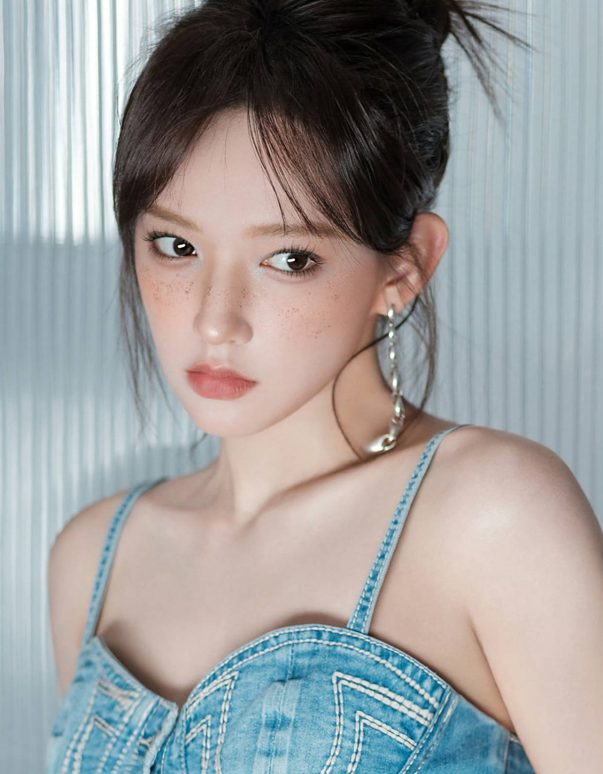 母女情深却常选择沉默隐瞒。程潇在韩当练习生时焦虑巨大，母亲患乳腺癌也未被告知。她