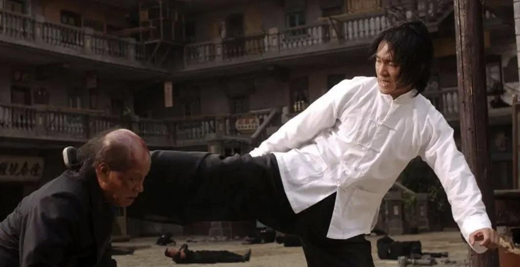 看完了梁小龙一生演的两个经典角色，我脑子里就一个念头：他到底是怎么做