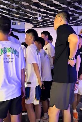暖心！韩德君宴请辽篮U15，为凯旋小将接风洗尘。辽篮青训传来暖心一幕！刚刚