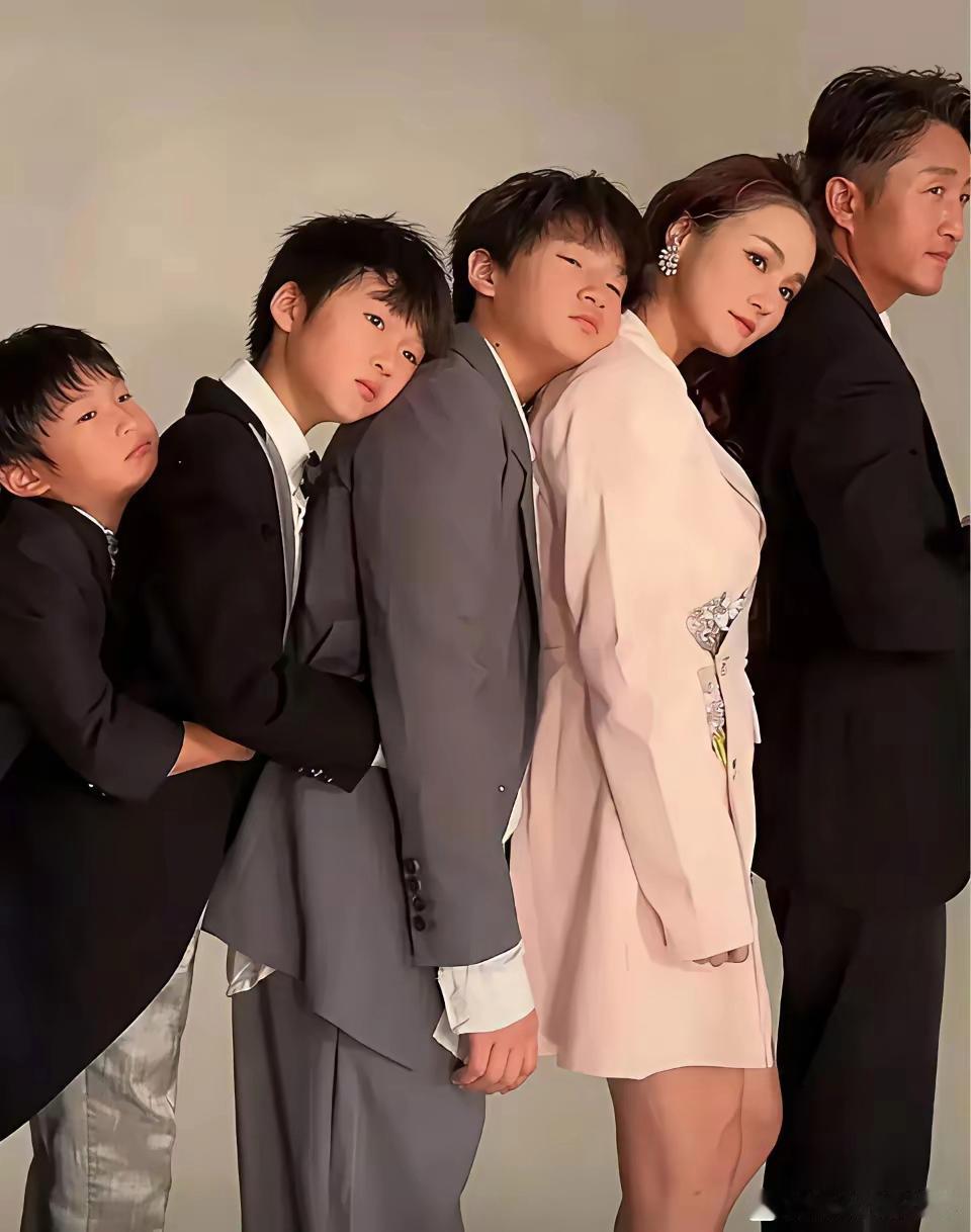 查了一下冉颖宝的三个儿子，我发现一个很有意思的事虽说邹市明是拳王，但我发现他的儿