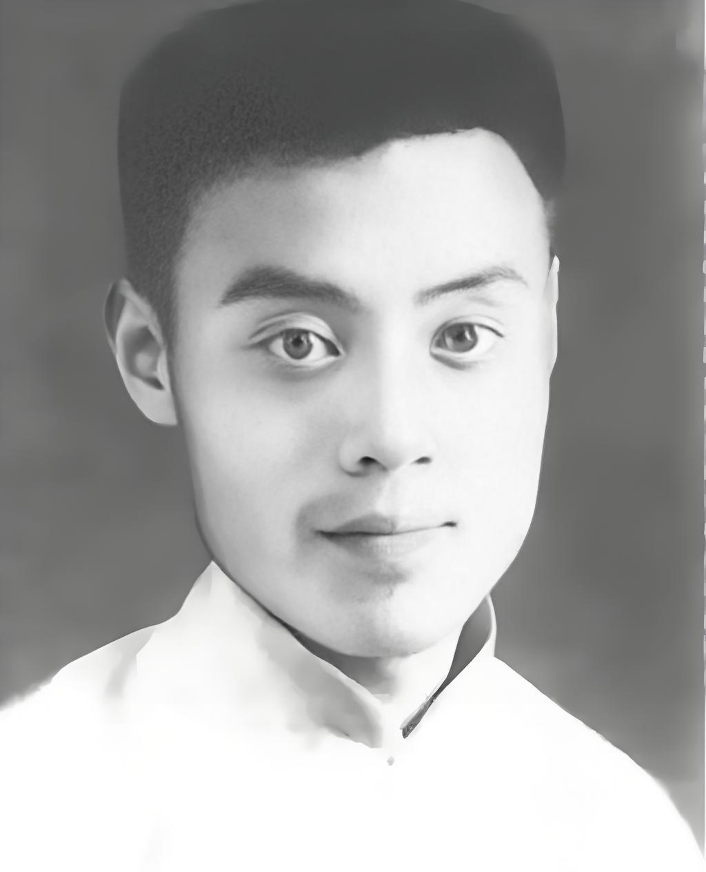 秋世显是秋瑾的侄孙，后来参加抗日放火团。他们从1938年开始，伪装成工人混进大连