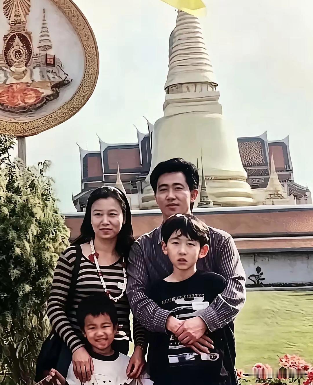 许家印年轻时头发很茂密，在广州和深圳打工挣到钱后，一家人出国旅游。这是1993年