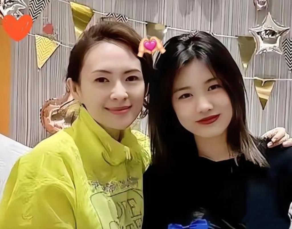 没血缘却比亲妈还亲！小苹果这声“妈妈”，看哭多少人昨晚刷到章子怡给小苹果18