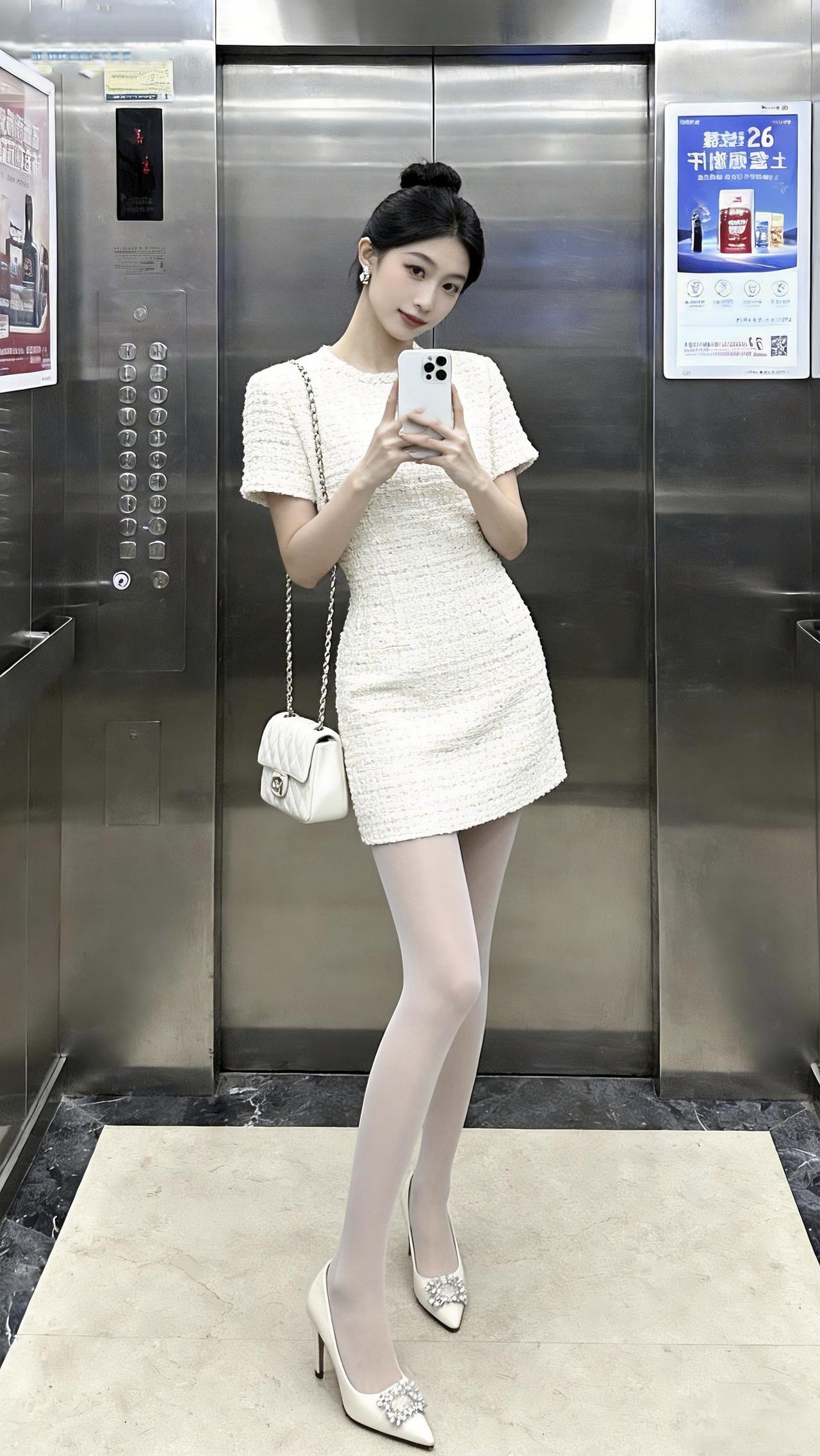 这种轻熟贵气风你们爱了吗？电梯间里，奶白粗花呢裙裹着精致的柔，水钻鞋一踩又添了贵
