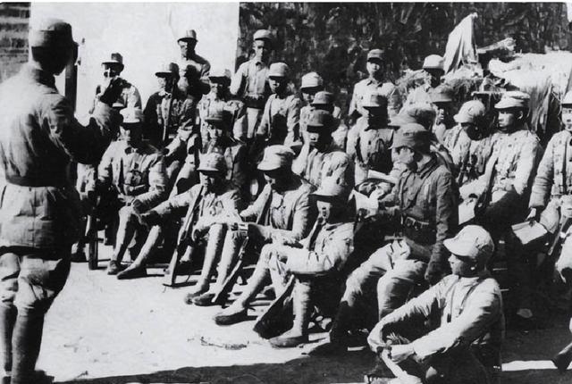 1941年，新四军夜宿西峰庵，队长蒋天然解手时，忽然听到禅房女人的浪笑声，蒋回想