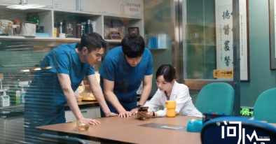 铁三角重聚的画面，看着心里就暖暖的。两年过去，他们的默契和温情还是那么足