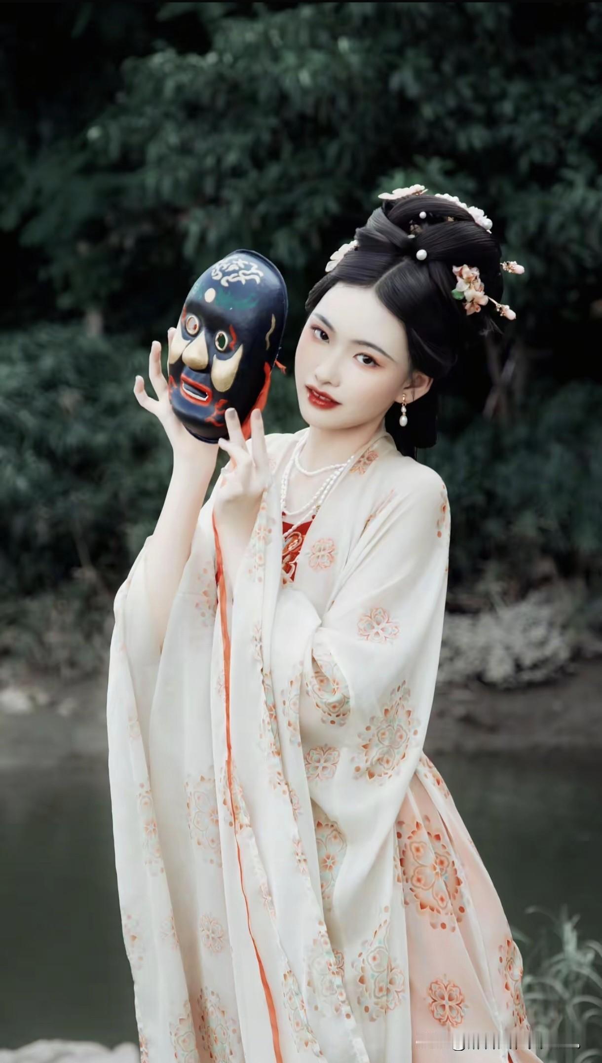 所谓伊人，在水一方；身着汉服，绝世独立。古风写真汉服日常国风大赏仙气飘飘