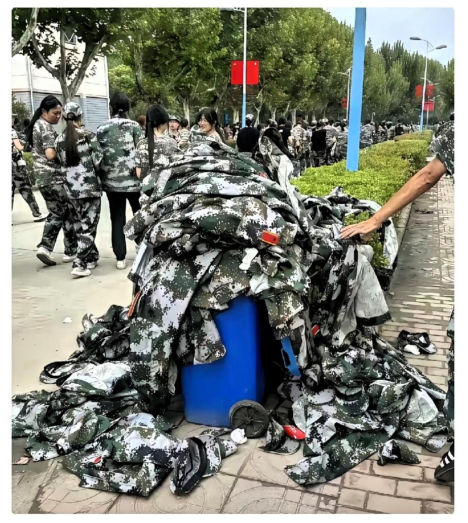 不少刚结束军训的学生，转头就把整套几乎全新的军训服直接丢弃。有网友吐槽这哪是