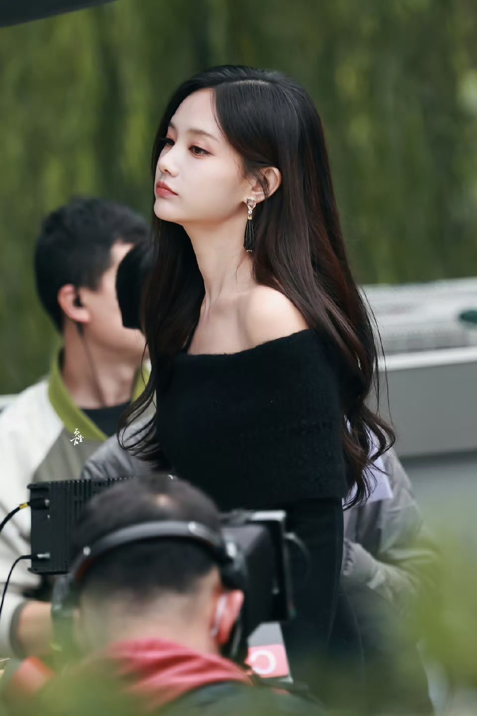 李一桐美人余卷发抹胸黑裙路透，人如其名大美人这个肩颈我嘶哈嘶哈李一桐