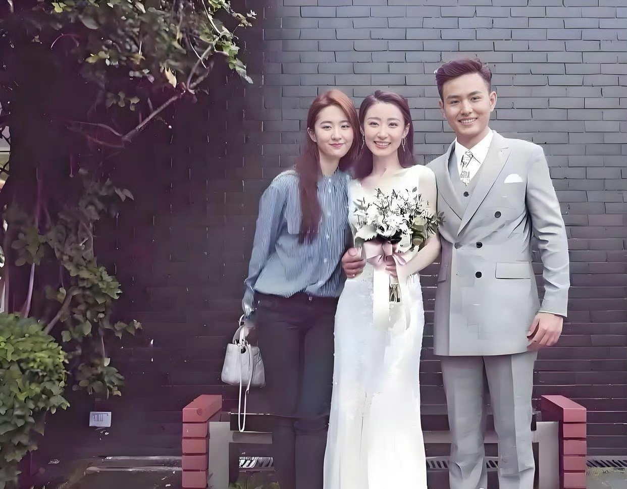 去参加婚礼的刘亦菲，也不会抢新娘风头