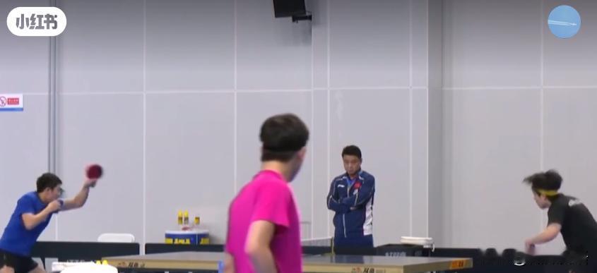 张佑安也是左手打球的选手呢。莎莎和蒯曼的比赛结束后，紧接着的一场男单半决赛是王