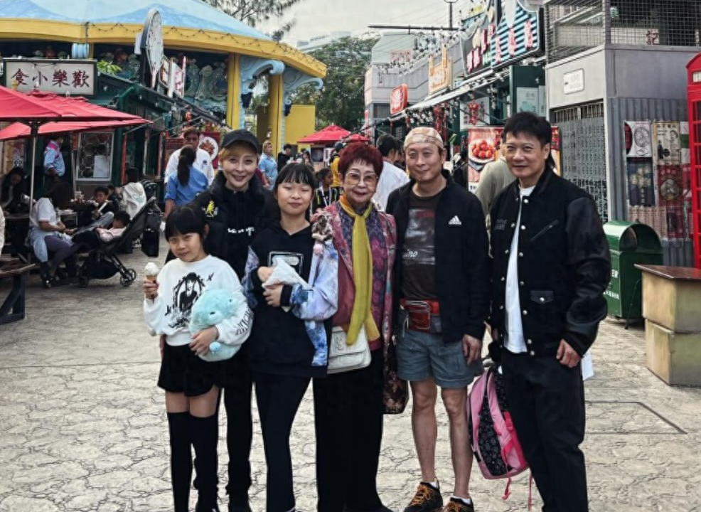 <em>汤盈盈</em>晒全家福惊见多个“<em>汤盈盈</em>”母亲哥哥及两女儿都用一张脸。48岁<em>汤盈盈</em>与58