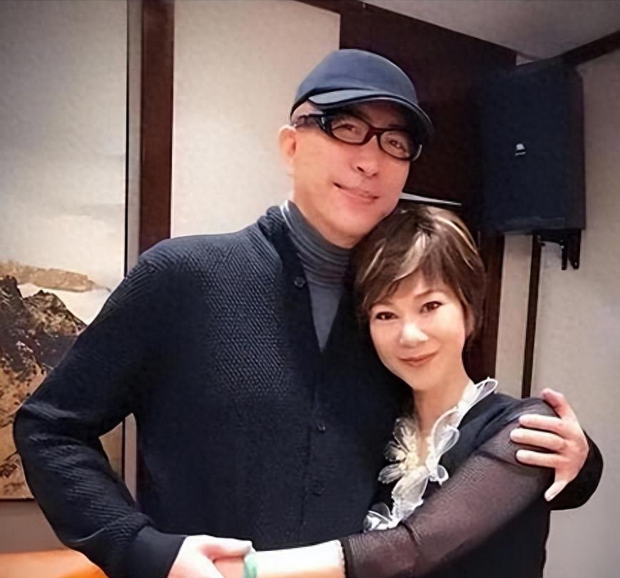 她是初代国乒一姐，职业生涯狂揽59枚金牌。她在24岁嫁乒乓世界冠军，57岁再嫁1