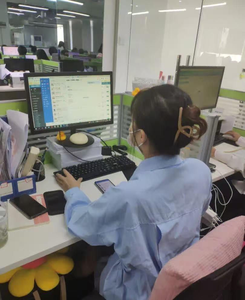 入职公司一个月了,有一种深深的无力感，氛围相当的不好,每个人都很冷漠入职第一