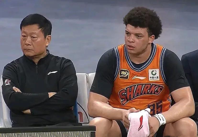 小诸葛-虚心求教秋阿姨自从上海久事季后赛输给广东东阳光后就没有笑过，一直