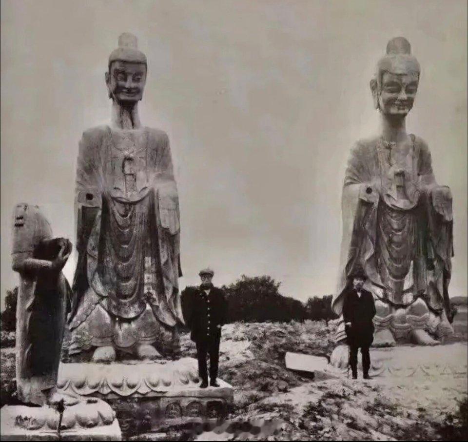 北魏丈八佛的颠沛路北魏丈八佛现藏于青岛市博物馆的两尊北魏石佛造像。这两尊丈八佛造