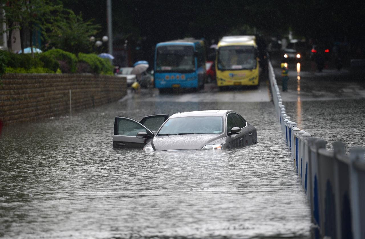 为啥每次下暴雨总有城市开启"看海模式"？答案很简单，因为咱们城市的排水系统，从
