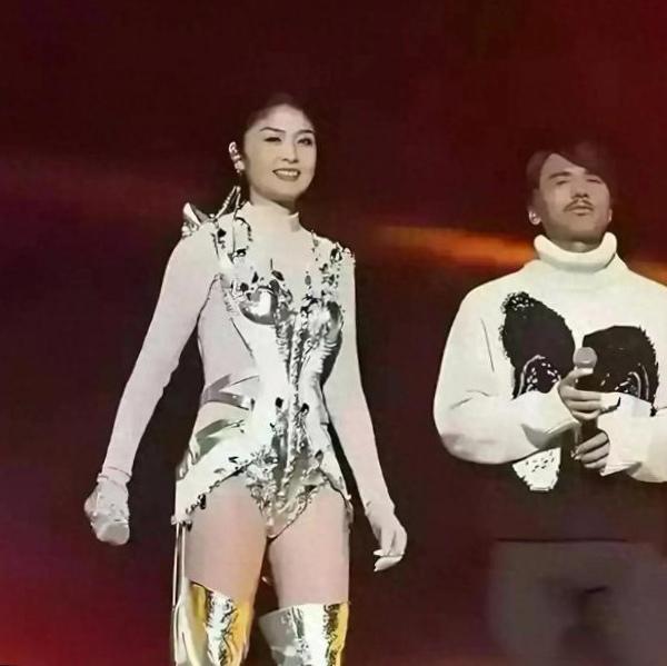 陈慧琳演唱会这造型也太敢了！五十多了穿三角裤衩登台，又酷又飒，舞台上又唱又跳活力