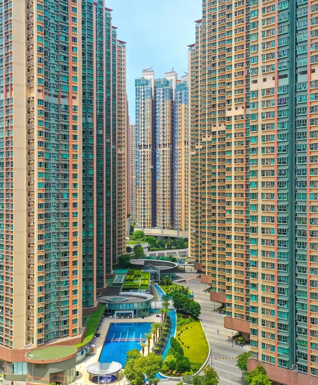 这么高，这么密，但并不影响它豪宅的地位，因为这里是香港～